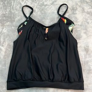 Black tankini top and bikini bottoms from scheels. In great condition.
